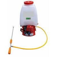 Pompa irroratrice a zaino con motore a scoppio. Capacità 20lt. Coperchio a vite con guarnizione e filtro. Pompa a due pistoni in ottone. Regolatore pressione da 0 a 25bar. Motore 26cc a 2 tempi. Dotazione 2 lance e 1,0mt tubo AP