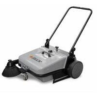 Spazzatrice Comet CSW 650 ideale per piccole e medie superfici con una resa oraria di 1500 mq/h. estremamente facile da manovrare grazie anche alla ruota anteriore pivotante a 360. Ampio vano di raccolta con chiusura di sicurezza. Carico di lavoro regol